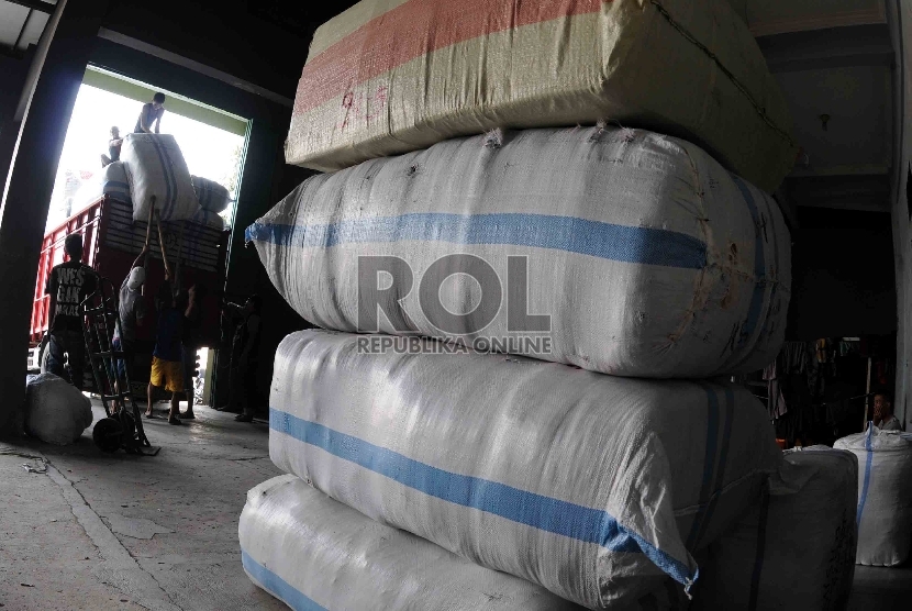 Pekerja mengatur paket diatas truk yang akan dikirim keluar Pulau Jawa di salah satu jasa pengiriman paket di Tanah Abang, Jakarta, Senin (6/7).