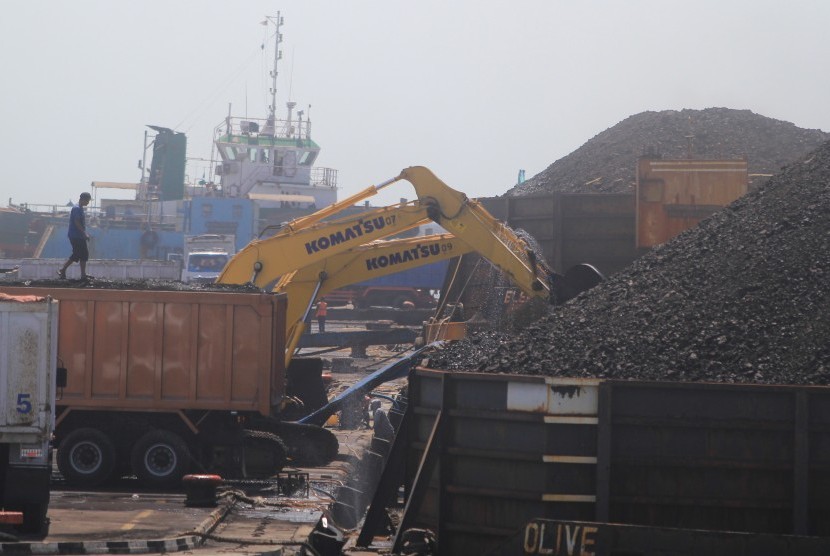 Pekerja mengawasi aktivitas bongkar muat batu bara ke dalam truk di Pelabuhan Cirebon, Jawa Barat. (Ilustrasi)