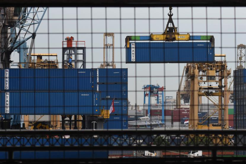 Pekerja mengawasi bongkar muat peti kemas di Pelabuhan Tanjung Priok, Jakarta Utara (ilustrasi). Indonesia mengalami surplus perdagangan dengan China sepanjang tahun 2021.