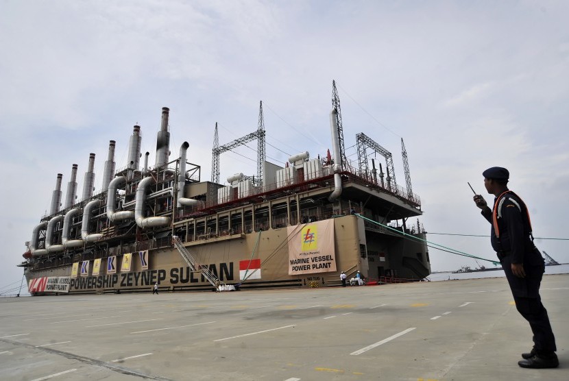 Pekerja mengawasi Kapal Pembangkit Listrik Marine Vessel Power Plant (MVPP) 