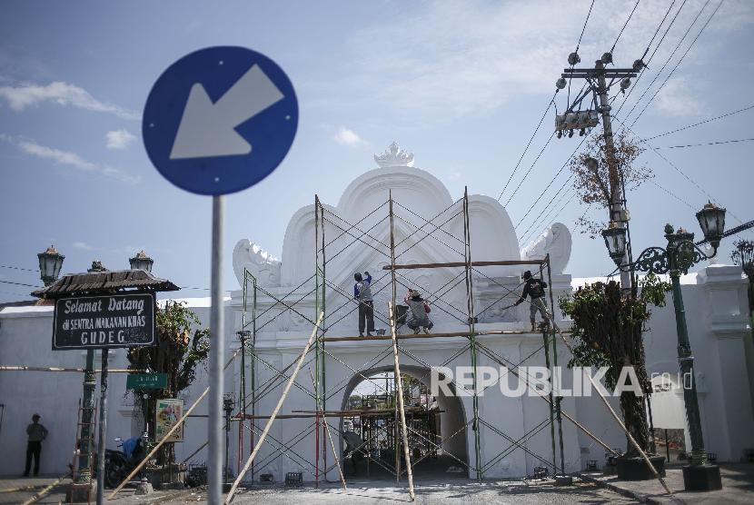 Pekerja mengecat bangunan cagar budaya Plengkung Tarunasura di Wijilan, DI Yogyakarta