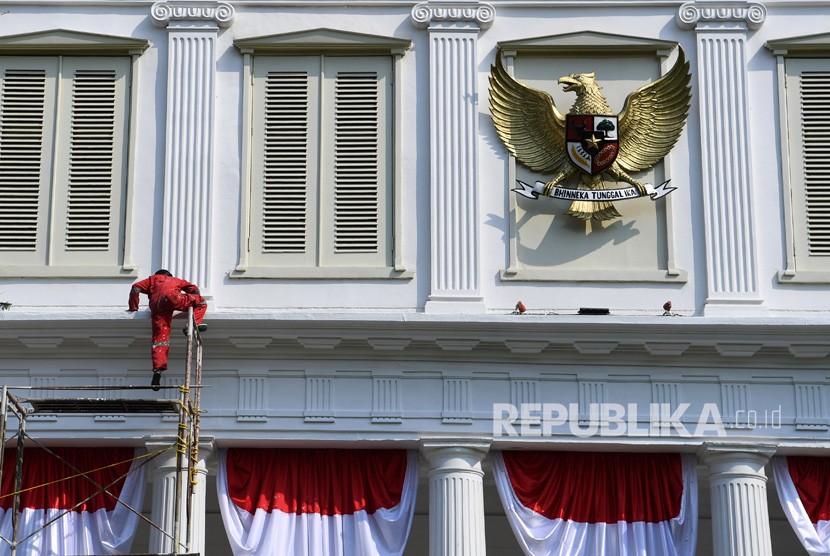 Pekerja mengecat dinding gedung Istana Negara, Jakarta, Rabu (7/8/2019).