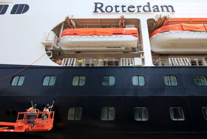 Pekerja mengecat dinding lambung kapal MS Rotterdam yang sedang sandar di dermaga Jamrud Utara, Pelabuhan Tanjung Perak, Surabaya, Jawa Timur, Senin (29/2).