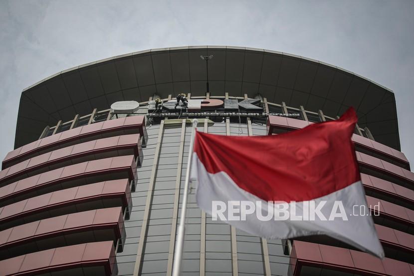 Logo Komisi Pemberantasan Korupsi (KPK) di Gedung Merah Putih, Jakarta Selatan, Selasa (10/8/2021).