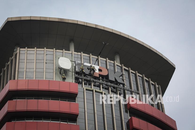 Pekerja mengecat logo Komisi Pemberantasan Korupsi (KPK) di Gedung Merah Putih, Jakarta, Selasa (10/8/2021). Pengecatan tersebut dilakukan untuk memperbaiki logo KPK yang sempat rusak beberapa waktu lalu. 