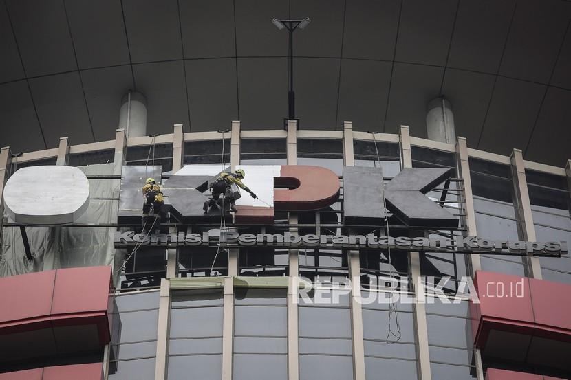 Pekerja mengecat logo Komisi Pemberantasan Korupsi (KPK) di Gedung Merah Putih, Jakarta.