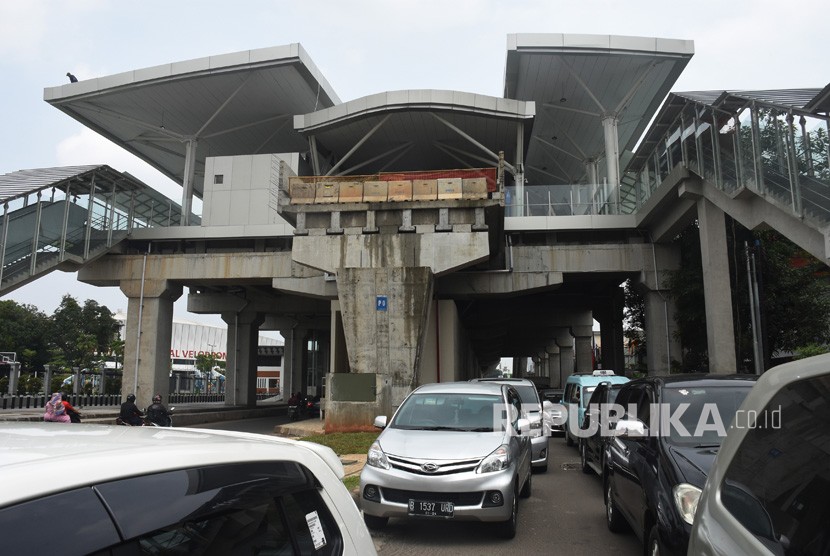 Pekerja mengecek atap Stasiun LRT Velodrome yang masih dalam tahap penyelesaian pembangunan di Rawamangun, Jakarta, Sabtu (16/2/2019).