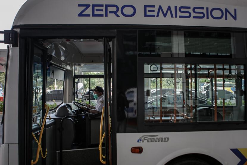 Pekerja mengecek keadaan bus saat peluncuran bus listrik di Bandara Soekarno Hatta, Tangerang, Banten, Kamis (25/11/2021). 