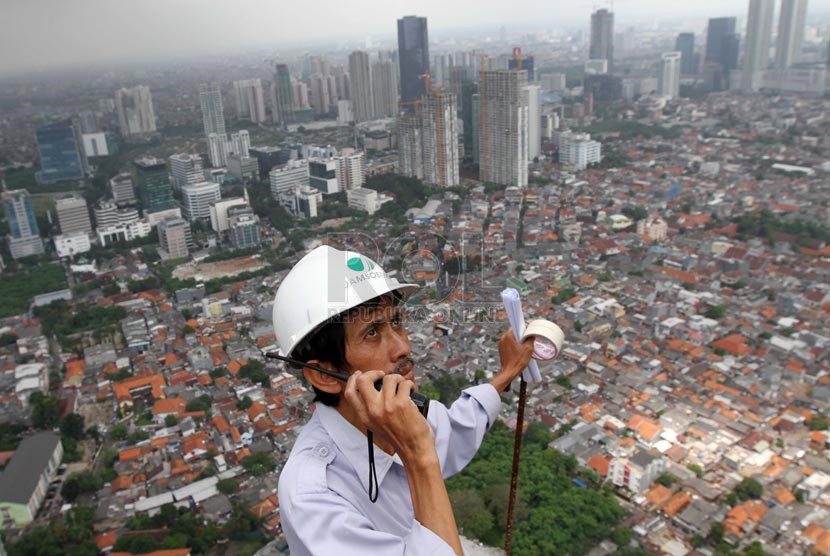 Pekerja mengecek pembangunan Menara MSIG, Jakarta, Senin (14/4).