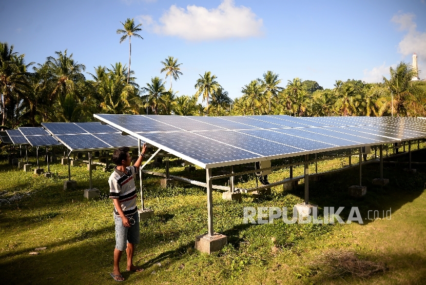 Pekerja mengecekan terhadap panel surya di pembangkit Listrik Tenag Surya di Pulau Miangas, Sulut, Senin (18/4) (ilustrasi).