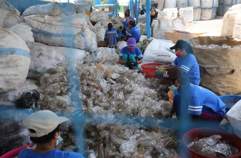 Pekerja mengelola limbah plastik untuk dimanfaatkan ulang sebagai produk kerajinan bernilai jual.