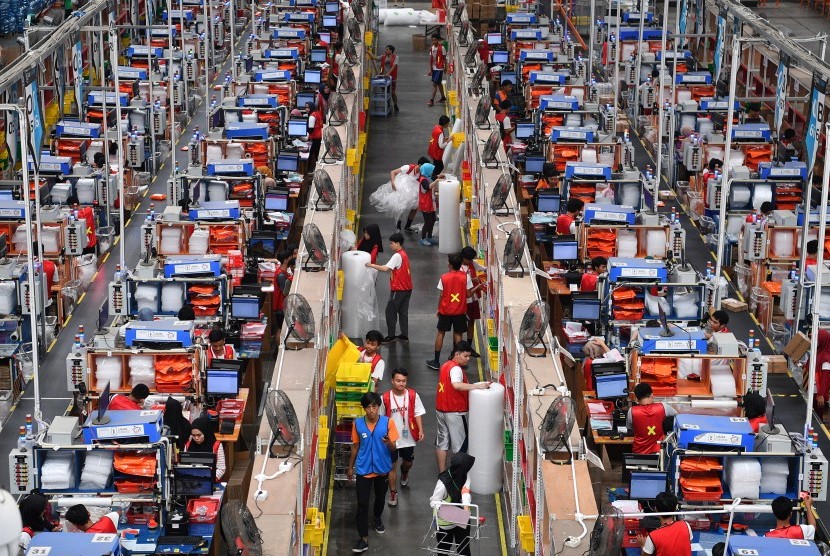 Pekerja mengemas barang pesanan konsumen saat Hari Belanja Online Nasional (Harbolnas) 2018 di Warehouse Lazada, Depok, Jawa Barat, Rabu (12/12)