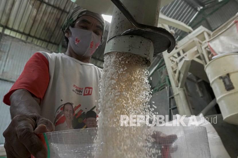 Pekerja mengemas beras di penggilingan padi Desa Kajongan, Bojongsari, Purbalingga, Jawa Tengah. 