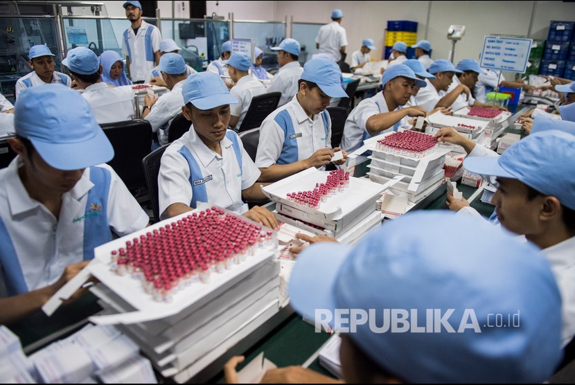 Pekerja mengemas dan memberikan label vaksin di Laboratorium Bio Farma, Bandung, Jawa Barat, beberapa waktu lalu.