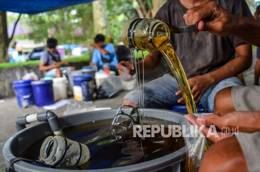 Pekerja mengemas minyak goreng curah di Pasar Subuh, Kabupaten Ciamis, Jawa Barat, Selasa (2/11/2021). Harga minyak goreng curah mengalami kenaikan dari sebelumnya Rp14 ribu menjadi Rp19.800 per kilogram akibat kurangnya pasokan. 