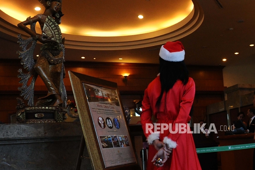 Pekerja mengenakan pakaian atribut natal pada salah satu Hotel di Jakarta (ilustrasi). MUI meminta kepolisian memastikan tidak adanya paksaan atribut natal untuk karyawan 