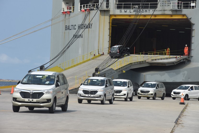 Pekerja mengendarai mobil yang akan diekspor ke dalam kapal di IPC Car Terminal, Cilincing, Jakarta Utara, Rabu (9/1/2019).