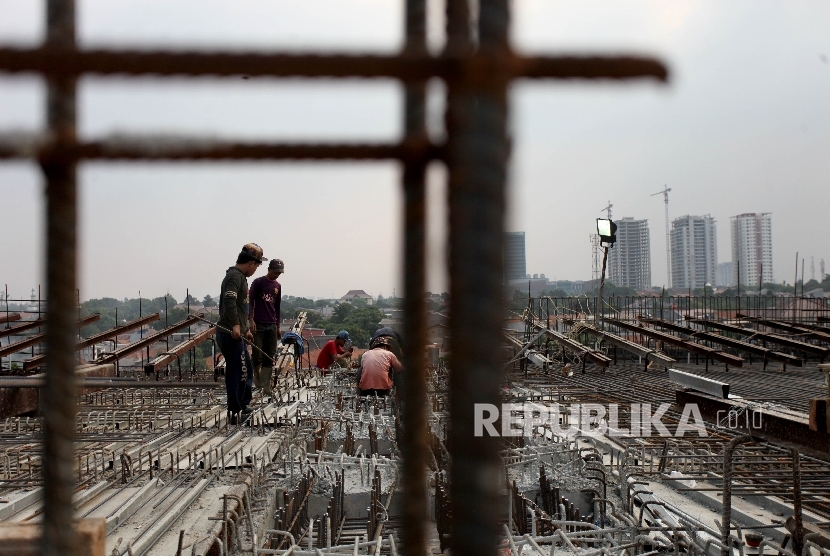 Pekerja mengerjakan konstruksi jalan Tol Depok-Antasari di Jakarta, Sabtu (8/7).