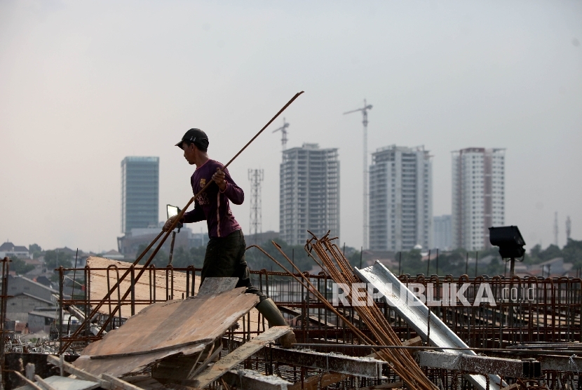 Pekerja mengerjakan konstruksi jalan Tol Depok-Antasari di Jakarta.