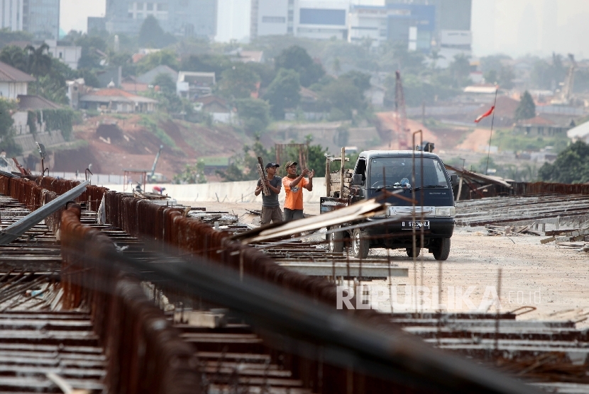 Pekerja mengerjakan konstruksi jalan Tol Depok-Antasari di Jakarta, Sabtu (8/7). 