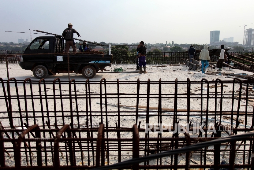 Pekerja mengerjakan konstruksi jalan Tol Depok-Antasari di Jakarta. 