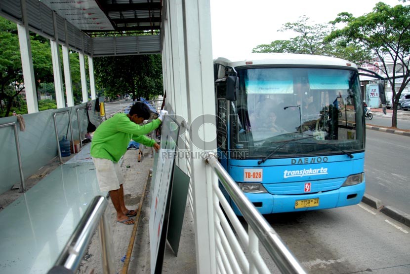   Pekerja mengerjakan pelebaran Selter Bus Transjakarta Rumah Sakit Islam di Jakarta Timur, Kamis (19/12). (Republika/Rakhmawaty La'lang)