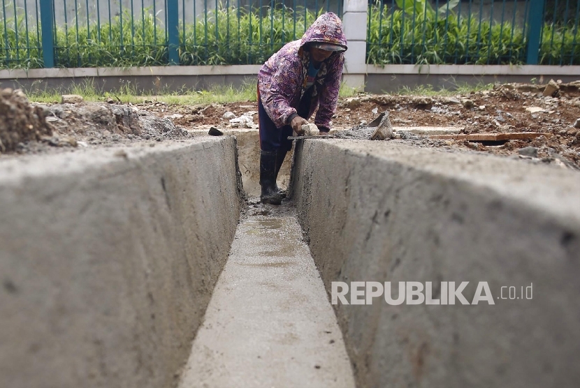  (Ilustrasi) Pekerja mengerjakan pembangunan drainase di kawasan Senayan, Jakarta, Rabu (16/11).
