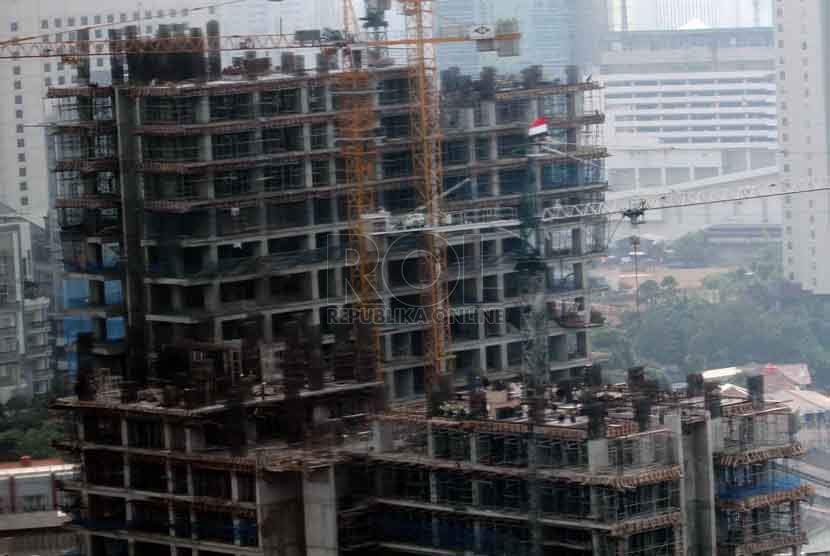 Pekerja mengerjakan pembangunan gedung bertingkat di Jakarta Pusat, Jumat (5/9). (Republika/ Yasin Habibi)