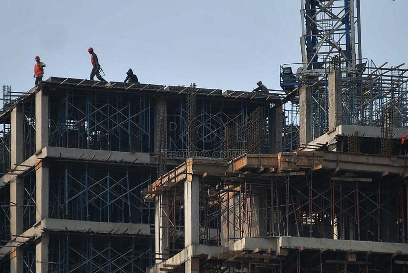 Pekerja mengerjakan pembangunan gedung bertingkat di Jakarta, Senin (25/8).(Republika/Prayogi)