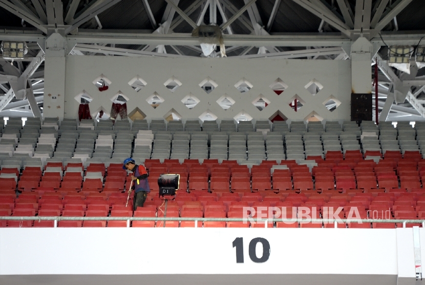  Pekerja mengerjakan pembangunan infrastruktur dan rehabilitasi Stadion Utama Gelora Bung Karno (SUGBK), Jakarta, Selasa (8/8).