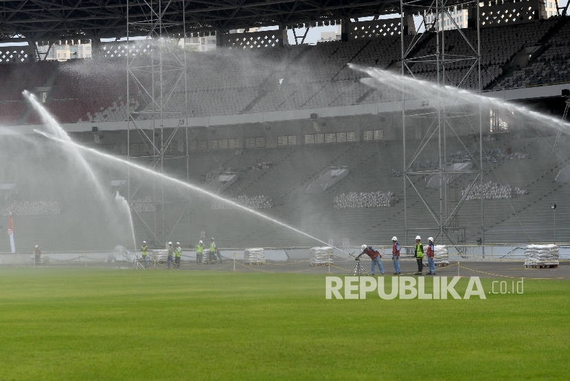 Pekerja mengerjakan pembangunan infrastruktur dan rehabilitasi Stadion Utama Gelora Bung Karno (SUGBK), Jakarta, Selasa (8/8). 