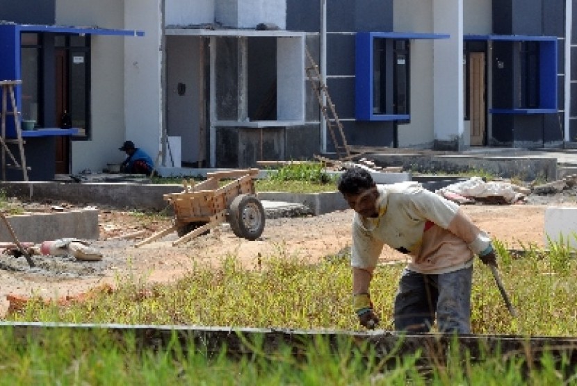 Pekerja mengerjakan pembangunan perumahan di Depok, Jawa Barat, Ahad (1/9).