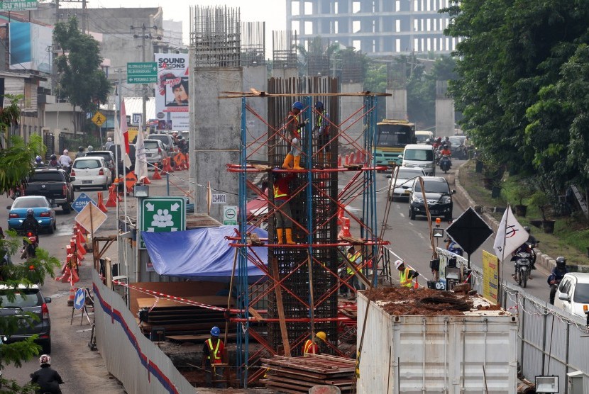 Pekerja mengerjakan pembangunan proyek kereta api ringan / Light Rail Transit (LRT) di zona tiga di jalan Kol H Barlian, Palembang, Sumatera Selatan, Rabu (16/3).