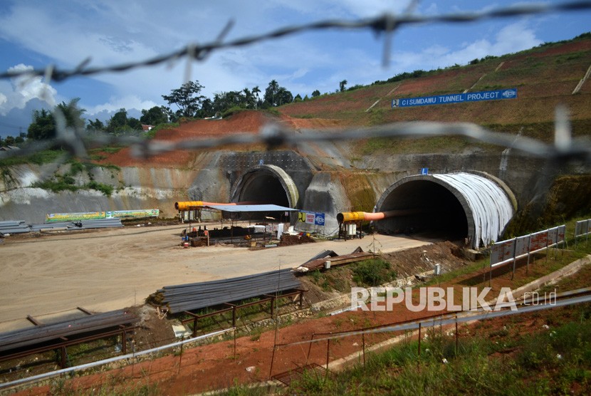 Pekerja mengerjakan pembangunan proyek Tol Cileunyi-Sumedang-Indramayu (Cisumdawu) di Kabupaten Sumedang, Jawa Barat, Senin (9/4). 