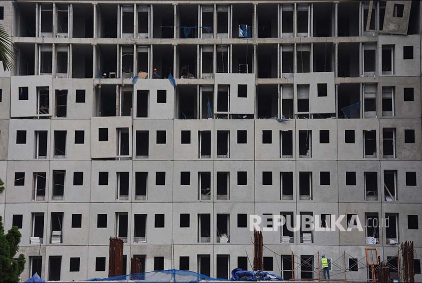 Pekerja mengerjakan pembangunan salah satu apartemen di kawasan Margonda, Depok, Jawa Barat, Kamis (22/2). Berdasarkan data Cushman & Wakefield Indonesia, pada 2018-2020 geliat pembangunan apartemen baru di Jabodetabek diproyeksikan masih tumbuh pesat mencapai 240.421 unit,