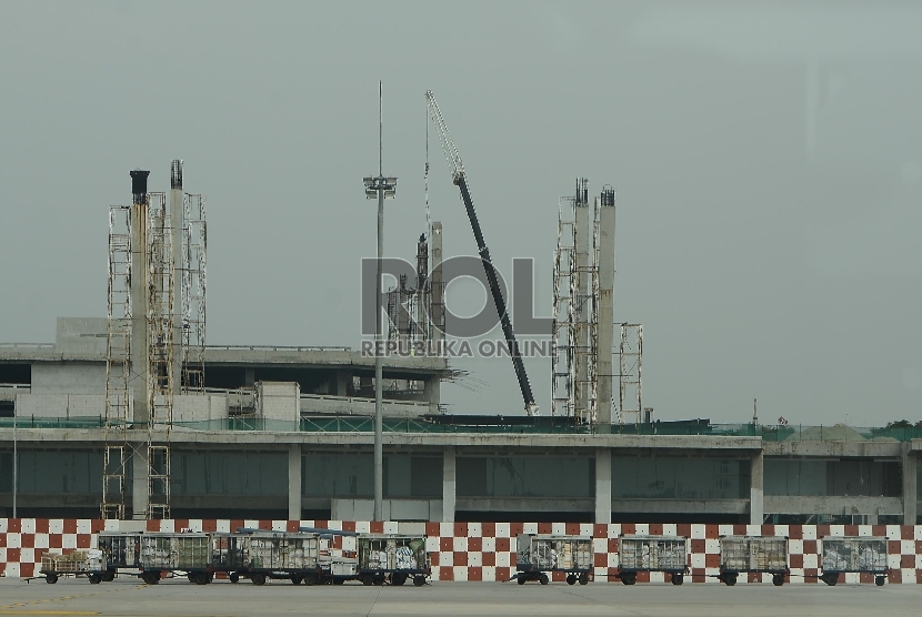 Pekerja mengerjakan pembangunan terminal 3 di Bandara Soekarno-Hatta, Jakarta, Kamis (16/4). (Republika/Raisan Al Farisi).