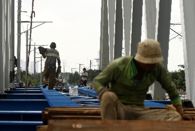 Pekerja mengerjakan pembuatan jembatan rel jalur ganda komponen kereta menuju Bandara Soekarno-Hatta, Jumat (4/1).