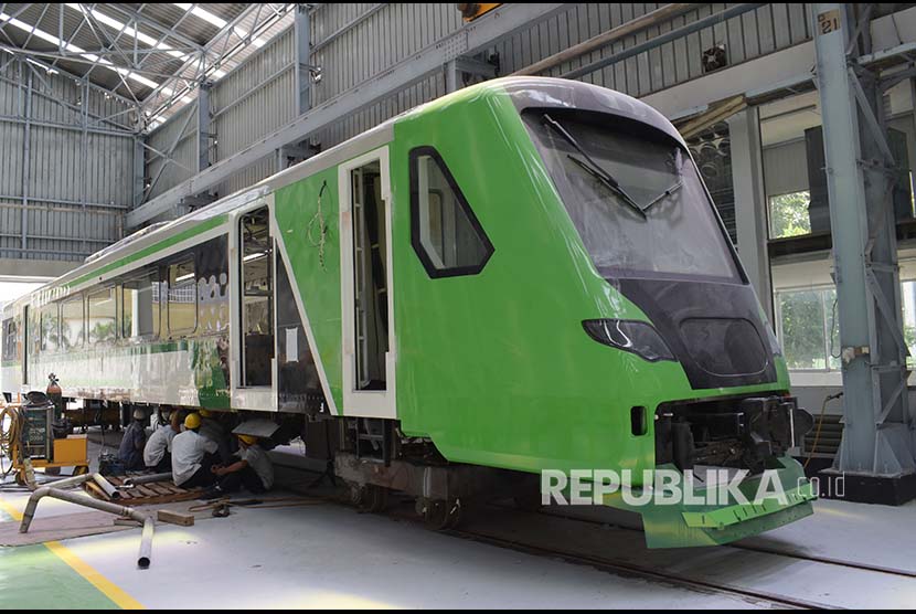 Pekerja mengerjakan pembuatan Kereta Rel Diesel Elektrik (KRDE) pesanan PT Kereta Api Indonesia (KAI), di PT Industri Kereta Api (Inka), Madiun, Jawa Timur, Rabu (6/12). PT Inka mengerjakan pembuatan tiga rangkaian KRDE pesanan PT KAI dengan nilai kontrak Rp138 miliar yang akan dioperasikan di Bandara Internasional Minangkabau sebanyak dua rangkaian, dan sisanya untuk Bandara Adi Soemarmo Solo