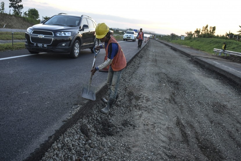 Pekerja mengerjakan perbaikan jalan di KM 140 Tol Cipali, Indramayu, Jawa Barat. Pemprov Jabar pastikan jalan rusak di jalur mudik-wisata diperbaiki sebelum lebaran.