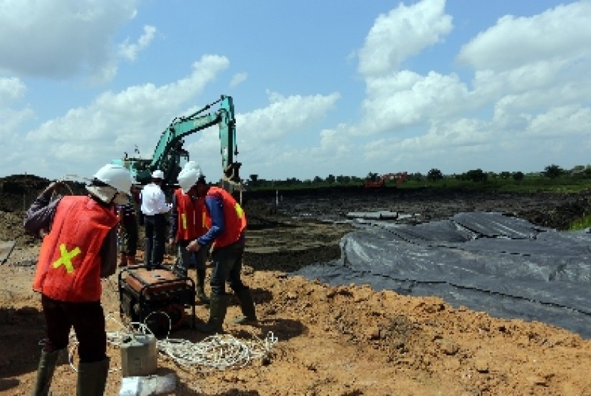   Pekerja mengerjakan proyek jalan tol Palembang-Indralaya di Desa Ibul Kecamatan Pemulutan Kab Ogan Ilir (OI), Sumsel, Selasa (28/7).