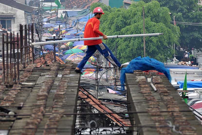 Pekerja mengerjakan proyek jembatan penghubung di Pasar Tanah Abang, Jakarta Pusat, Kamis (27/2).  (Republika/Rakhmawaty La'lang)