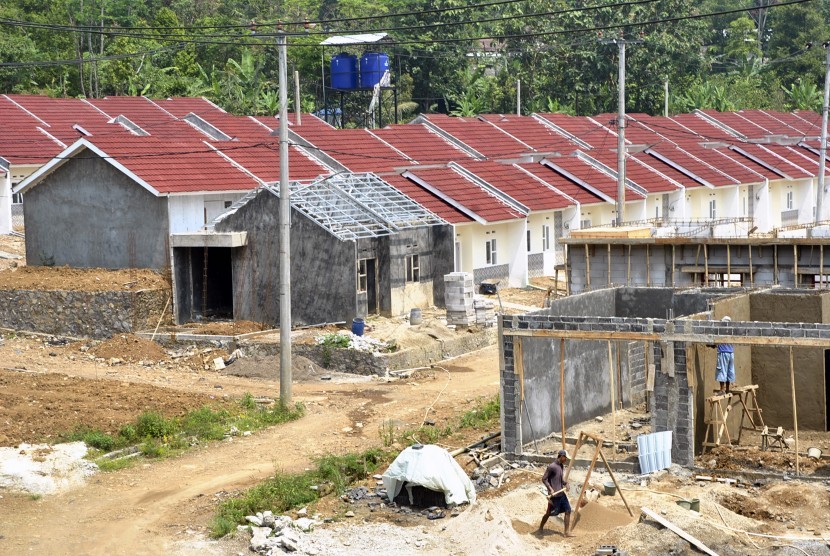Pekerja mengerjakan proyek pembangunan rumah bersubsidi di Kecamatan Tamansari, Kabupaten Bogor, Jawa Barat, Selasa (23/4/2019).