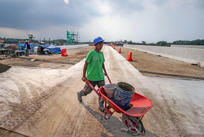Pekerja mengerjakan proyek pembangunan tol Pandaan-Malang seksi IV di Pakis, Malang, Jawa Timur, Senin (13/5/2019). 
