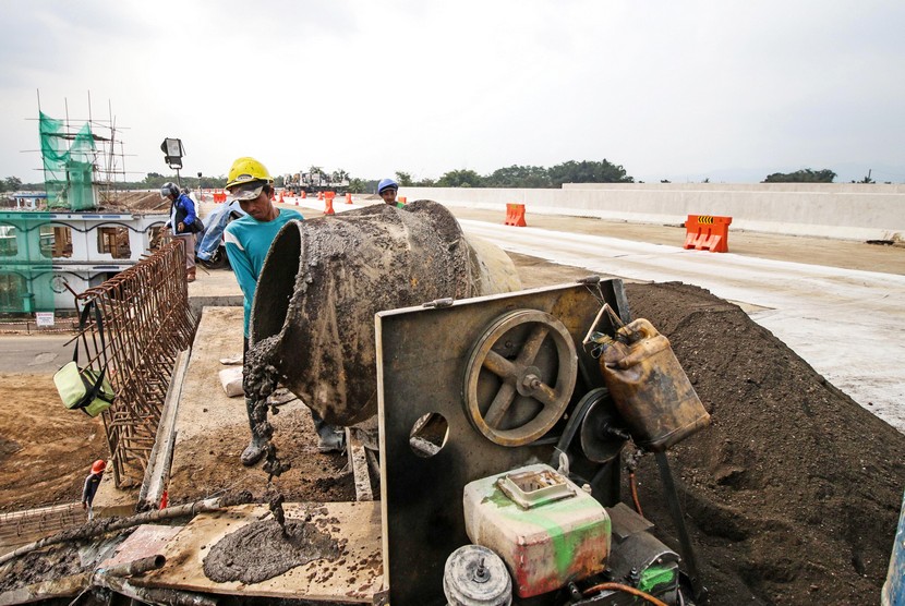 Pekerja mengerjakan proyek pembangunan tol Pandaan-Malang seksi IV di Pakis, Malang, Jawa Timur, Senin (13/5/2019).