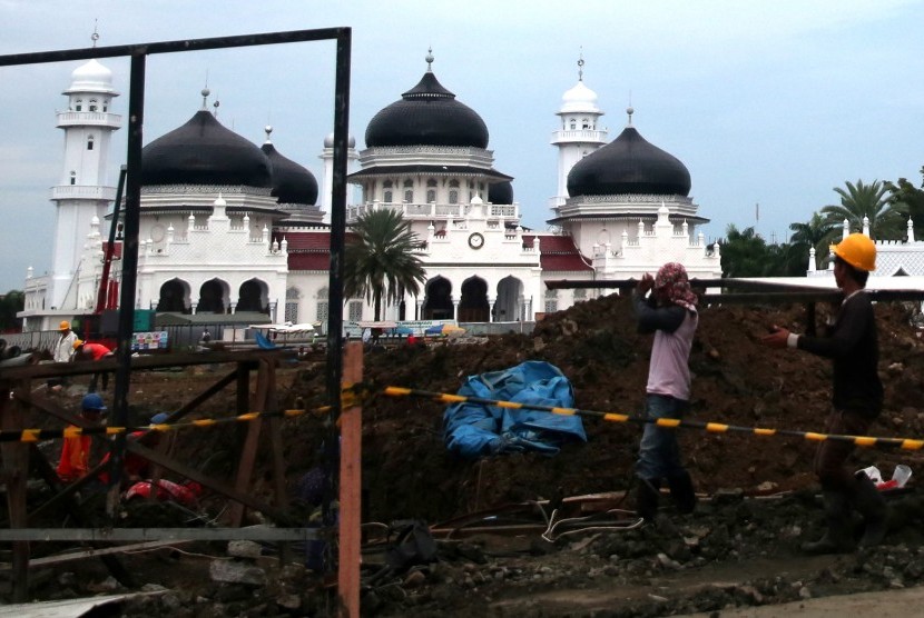 Pekerja mengerjakan proyek perluasan Masjid Raya Baiturrahman di Banda Aceh, Aceh, Ahad (1/11).