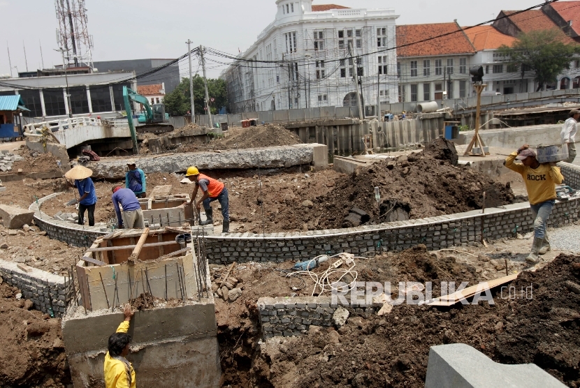  Pekerja mengerjakan proyek revitalisasi kawasan Kota Tua di Jakarta Barat, Rabu (13/9).