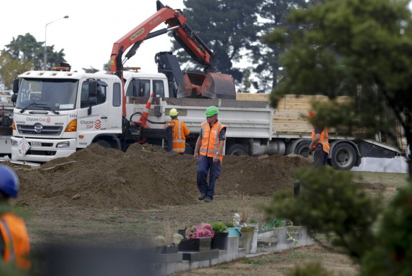 Pekerja menggali liang lahat di pemakaman Muslim bagi korban penembakan masjid di Christchurch, Selandia Baru, Ahad (17/3). 