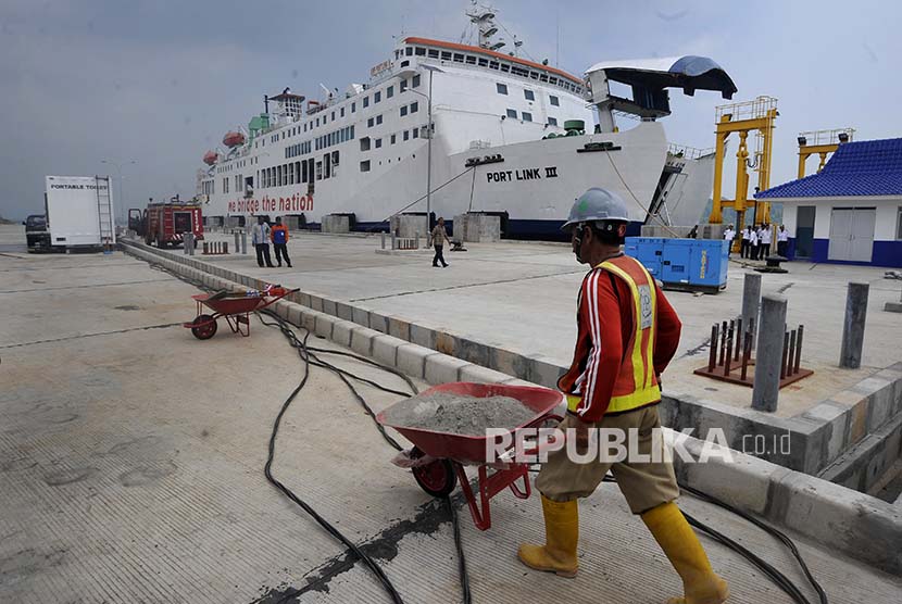 Pekerja menggarap pembangunan Dermaga Eksekutif di Pelabuhan Merak, Cilegon, Banten, Sabtu (27/5). Dermaga Eksekutif di Merak-Banten dan Bakauheni-Lampung akan dilengkapi sarana perhotelan dan pusat perbelanjaan. Dermaga ini ditargetkan rampung pada Oktober 2018 guna melayani peningkatan arus bersamaan dengan beroperasinya jalan tol Lampung-Palembang.