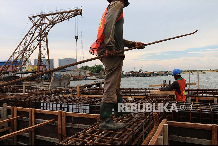 Pekerja menggarap pembangunan 'shorebase' Pelabuhan Belawan milik PT Pelindo I, di Medan, Sumatra Utara, Selasa (26/9). Pembangunan 'shorebase' seluas 10.000 meter tersebut bertujuan untuk meningkatkan pelayanan PT Pelindo I di bidang kepelabuhanan. (ilustrasi)