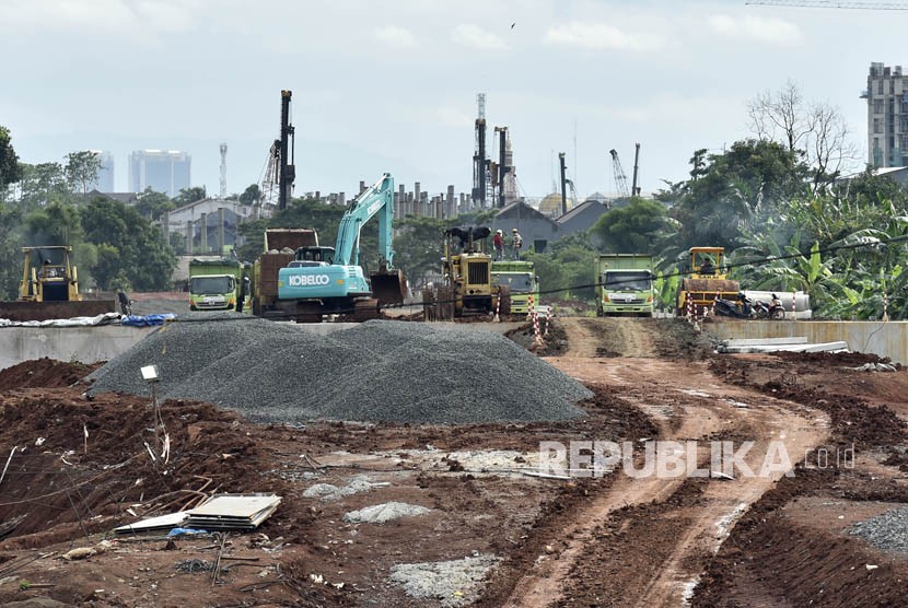 Pekerja menggarap proyek jalan tol Serpong-Kunciran, di kawasan Paku Jaya, Tangerang, Banten, Selasa (16/1).